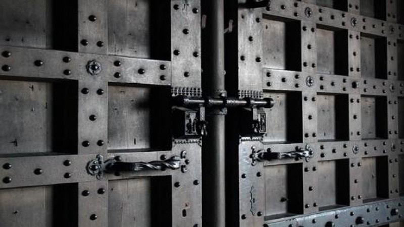 Cruciform lock